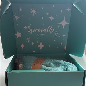 Blue Bath & Body Gift Set with Festive Design